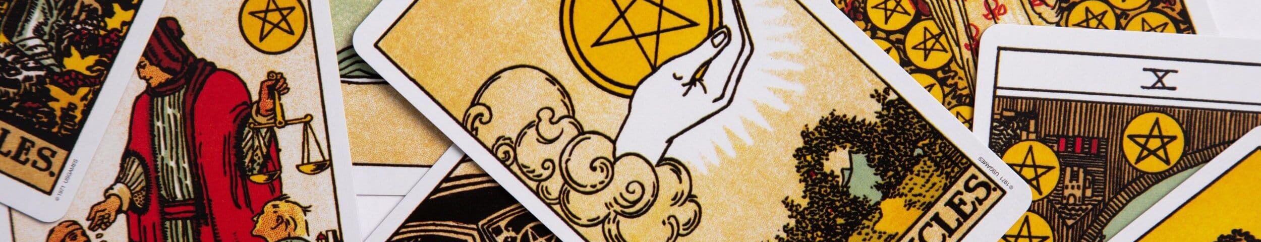 O Tarot: Uma Jornada de Intuição e Simbolismo