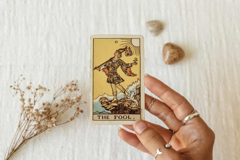 O Louco no Tarot: O Início de Uma Nova Jornada